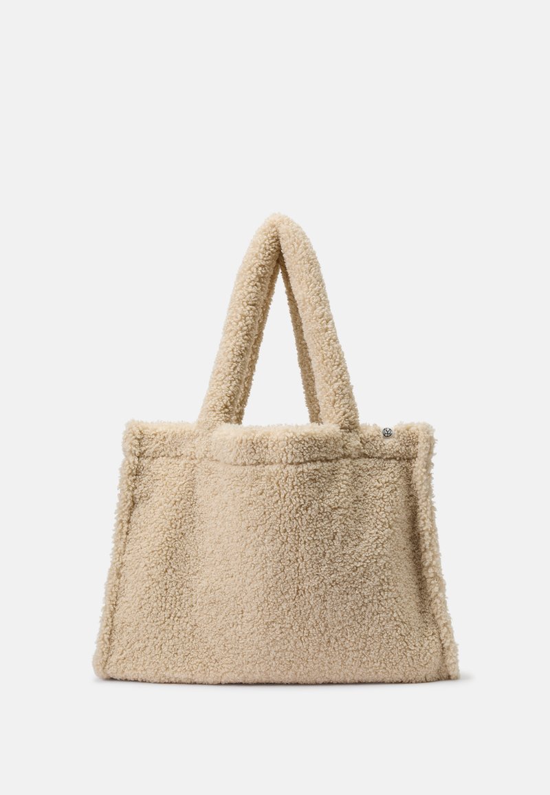 Bolsa de tela de felpa beige tipo teddy con dos asas cortas, textura suave y forma estructurada. Sin herrajes visibles ni detalles adicionales.
