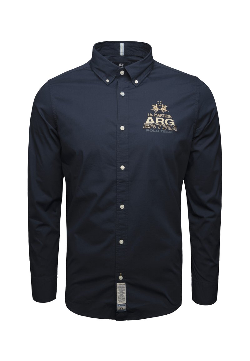 Camisa de botones de color azul marino hecha de algodón, con cuello, mangas largas y un logo con texto en la parte superior izquierda.