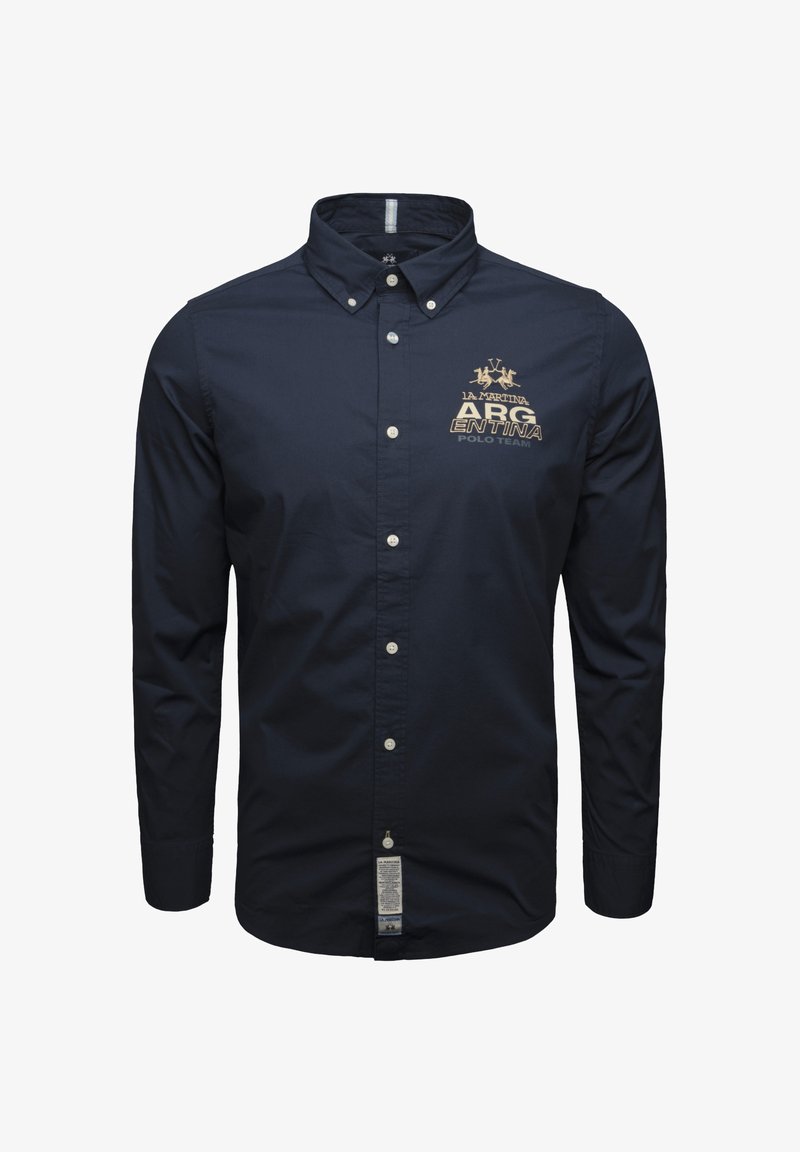 Camisa de botones de color azul marino hecha de algodón, con cuello, mangas largas y un logo con texto en la parte superior izquierda.