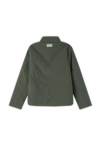 Grüne gesteppte Jacke mit Kragen, die ein Rautenmuster aufweist und ein Etikett auf der Rückseite hat. Gefertigt aus leichtem, strukturiertem Material.