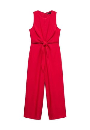 Combinaison sans manches rouge avec un accent nœud à la taille, présentant un pantalon à jambes larges et un dos en forme de V. Fabriquée en tissu léger.