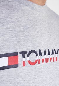 Tommy Hilfiger Triko s potiskem - grey