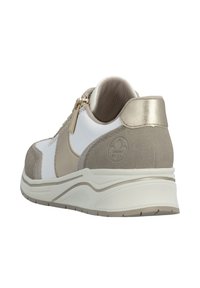 Beige-weißer Sneaker aus Wildleder und Leder, mit goldfarbenem Reißverschluss, gepolstertem Kragen und texturierter Gummisohle.