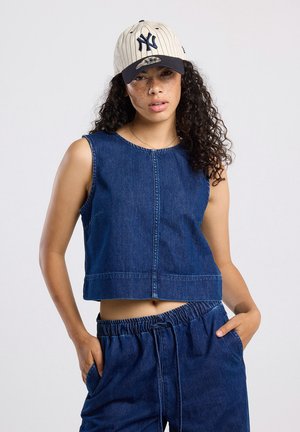 Lichte denim top in donkerblauw, mouwloos ontwerp met een ronde halslijn, gecombineerd met bijpassende losse denim broek.