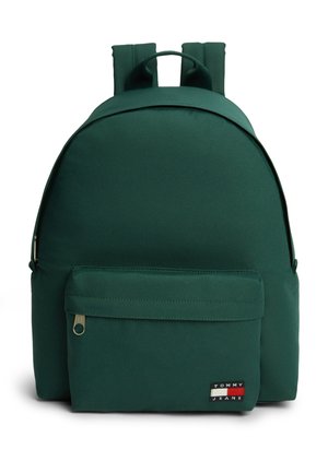 Dunkelgrüner Rucksack mit einer vorderen Reißverschlusstasche und gepolsterten Schulterriemen, mit einem kleinen Tommy Jeans Logo in der unteren rechten Ecke.