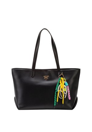 Schwarze Leder-Shopper-Tasche mit zwei Griffen und buntem Schlüsselanhänger mit grünen, gelben, weißen, blauen und pinkfarbenen dekorativen Schnüren und Perlen.