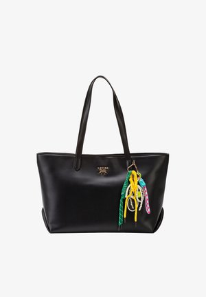 Zwarte leren totebag met twee handvatten en een kleurrijke sleutelhanger met groene, gele, witte, blauwe en roze decoratieve koorden en kralen.