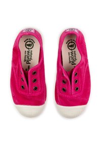 Des chaussures slip-on en toile roses vives avec des élastiques sur les côtés et des œillets en métal noir. Elles présentent un embout en caoutchouc blanc et une marque éco-responsable à l'intérieur.