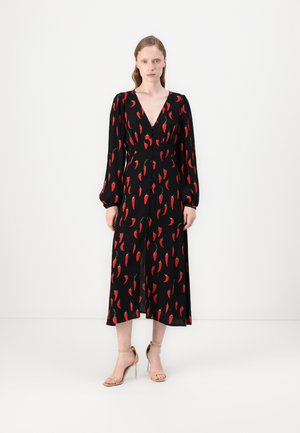 Musta mekko, jossa on syvä V-mallinen kaulus ja pitkät puffihihat. Mekossa on punaisen ja vihreän värinen chilipaprikakuvio, ja se avautuu napitettava etuosa.