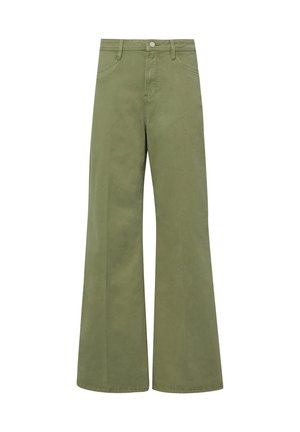 Oliwkowe spodnie z wysokim stanem o szerokich nogawkach, z przodu zapinane na guziki, z szlufkami na pasek i bocznymi kieszeniami, przedstawione na białym tle.