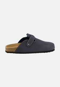 Marineblauwe klompen met een gestructureerd oppervlak, rubberen zool en een zijband met een zilveren knop. Kurken binnenzool voor comfort.