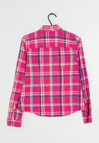 Langarmshirt met een roze en meerkleurig ruitpatroon. Gemaakt van lichtgewicht stof met een button-down kraag en een gebogen zoom.