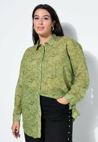 Groen overhemd met paisley-patroon en knoopsluiting, met een losse pasvorm, gemaakt van lichtgewicht stof. Voorzien van lange mouwen en een afgeronde zoom.