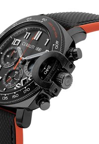 Orologio CERRUTI 1881 con cassa in acciaio inossidabile nero, cinturino in gomma nera testurizzata, dettagli arancioni e più quadranti secondari.
