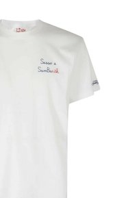 T-shirt bianca in cotone con scollo rotondo e maniche corte. Testo ricamato in blu e rosso sul davanti e sulla manica.