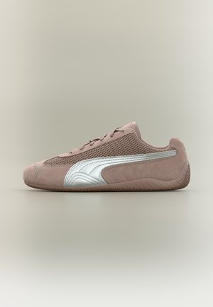 Страничен изглед на прашно розова маратонка Puma с горна част от мрежа, бяла странична ивица и подметка в цвят гума.