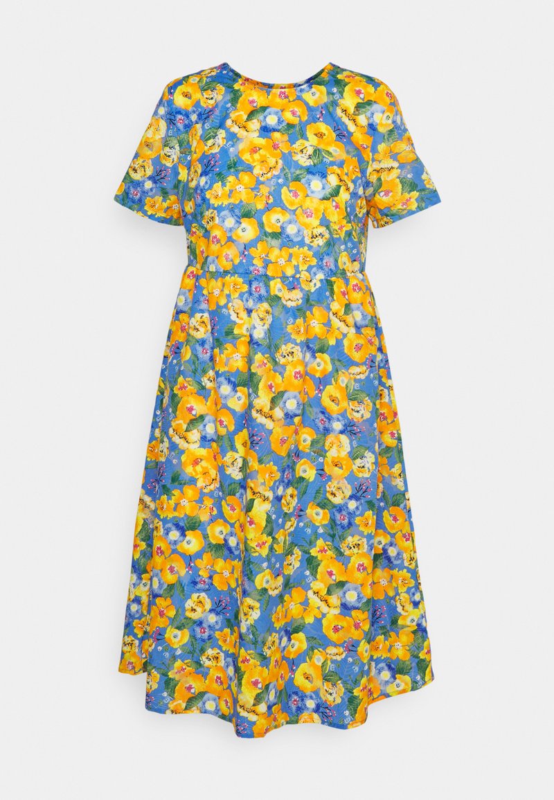 Vestido floral feito de tecido leve com mangas curtas, apresentando um fundo azul adornado com flores amarelas, laranjas e azuis.