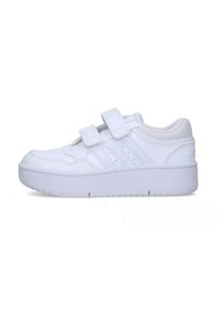 Sneaker bianche con tomaia in pelle liscia, due fibbie in velcro, dettagli in mesh testurizzato e una suola in gomma spessa. Presentano tre strisce laterali.
