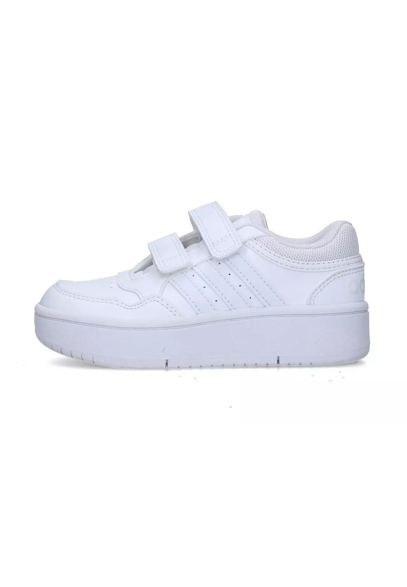 Sneaker bianche con tomaia in pelle liscia, due fibbie in velcro, dettagli in mesh testurizzato e una suola in gomma spessa. Presentano tre strisce laterali.