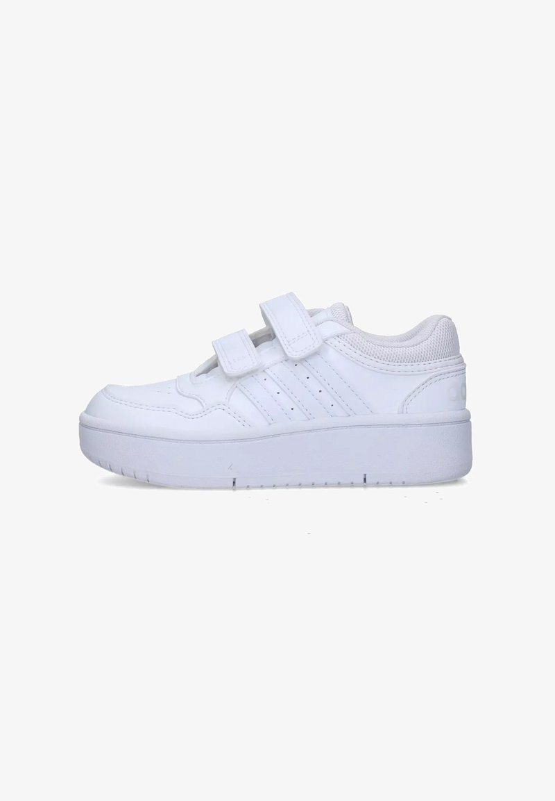 Sneaker bianche con tomaia in pelle liscia, due fibbie in velcro, dettagli in mesh testurizzato e una suola in gomma spessa. Presentano tre strisce laterali.