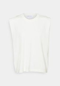 Hvid ærmeløs T-shirt med rund hals, polstrede skuldre, letvægtsstof og lige kant, hængende fladt på en hvid baggrund.