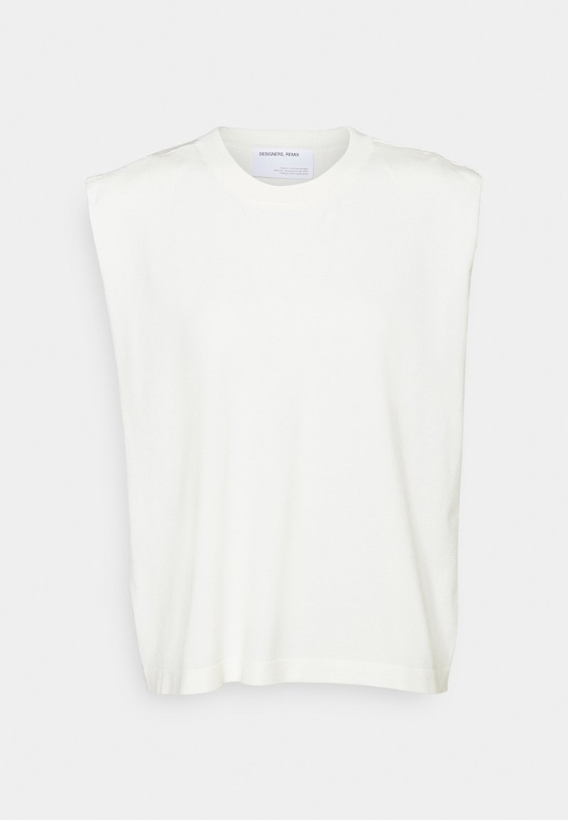 Bílý bezrukávový tričko s kulatým výstřihem, polstrovanými ramenními částmi, lehkým materiálem a rovnými lemy, visící na bílém pozadí.