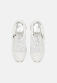 Weiße Sneakers aus einer Kombination von glattem Leder und Mesh, mit Schnürdesign und einem seitlichen Reißverschluss sowie einer runden Zehenpartie. Silberne Markierung auf der Innensohle.