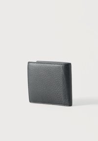 Μαύρο υφασμένο δερμάτινο δίπτυχο πορτοφόλι που στέκεται όρθιο σε λευκό φόντο.