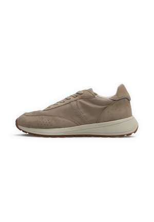 Sneaker basse taupe con pannelli in pelle scamosciata e tessuto, chiusura con lacci e suola bianca imbottita con battistrada in gomma marrone.