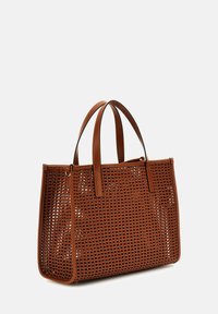 Sac à main tissé marron avec une forme structurée, présentant des accents en cuir lisse et des poignées doubles, mettant en valeur un design ouvert et aéré.