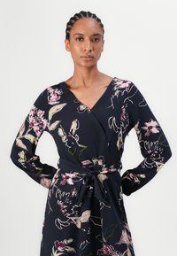 TOM TAILOR DRESS PRINTED WRAP - Dnevna haljina - multi coloured