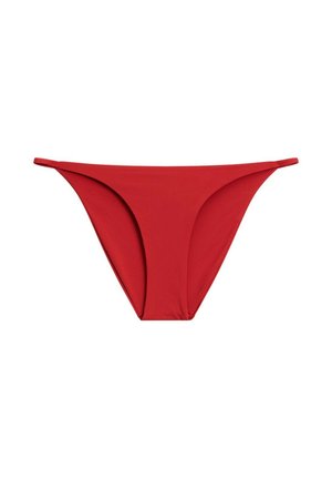 Bas de bikini rouge avec des bretelles latérales fines, fabriqué en tissu lisse. Présente une coupe taille basse et une couverture minimale à l'arrière.