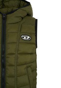 Gilet imbottito verde oliva con chiusura a zip e cappuccio; presenta un bordo nero e un patch rotondo con logo sul lato sinistro del petto.