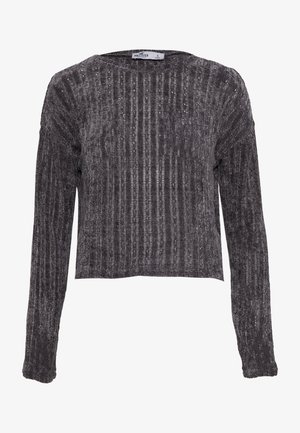 Dunkelgrauer, kurz geschnittener Pullover aus strukturiertem Stoff. Verfügt über lange Ärmel und ein vertikales Rippenmuster mit leichtem Glanz.