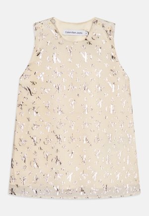 Ærmeløs skjorte i lys beige med skinnende sølv CK-logo mønster. Har knapdetaljer ved skulderen og et blødt, tekstureret stof.