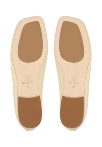 Mocasini bej din piele, cu vârfuri pătrate, tălpi netede, mărimea 37, și pete maro pe călcâi și zona degetelor.