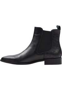 Botine din piele neagră, cu un design elegant, vârf ascuțit, panouri laterale elastice și detalii cu aspect de crocodil. Toc jos, pătrat.