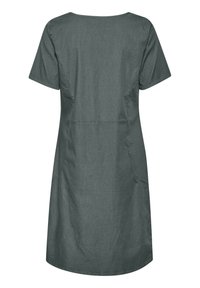 Vestido de manga corta, hasta la rodilla, en gris oscuro, hecho de una tela ligera con una textura suave. Presenta un escote redondo y dos bolsillos фронtales.