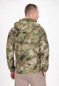 Jachetă de camuflaj în tonuri de verde, maro și bej; are o glugă, mâneci lungi și un material texturat. Viziunea din spate arată modelul de design.