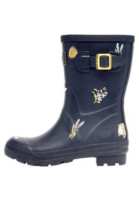 Bottes de pluie en caoutchouc noir avec des accents dorés, une boucle sur le côté et des motifs floraux en blanc et doré. Semelle texturée pour une meilleure adhérence.