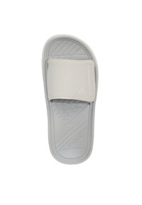 Witte slide sandalen met een dikke, gevoerde band en een gestructureerde voetbed. Rubberen zool heeft schuine groeven voor grip. Het merkembleem is zichtbaar.