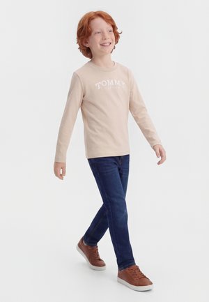 Tommy Hilfiger TEXTURED LOGO LONG SLEEVE T-SHIRT - Topper langermet - gulf sand