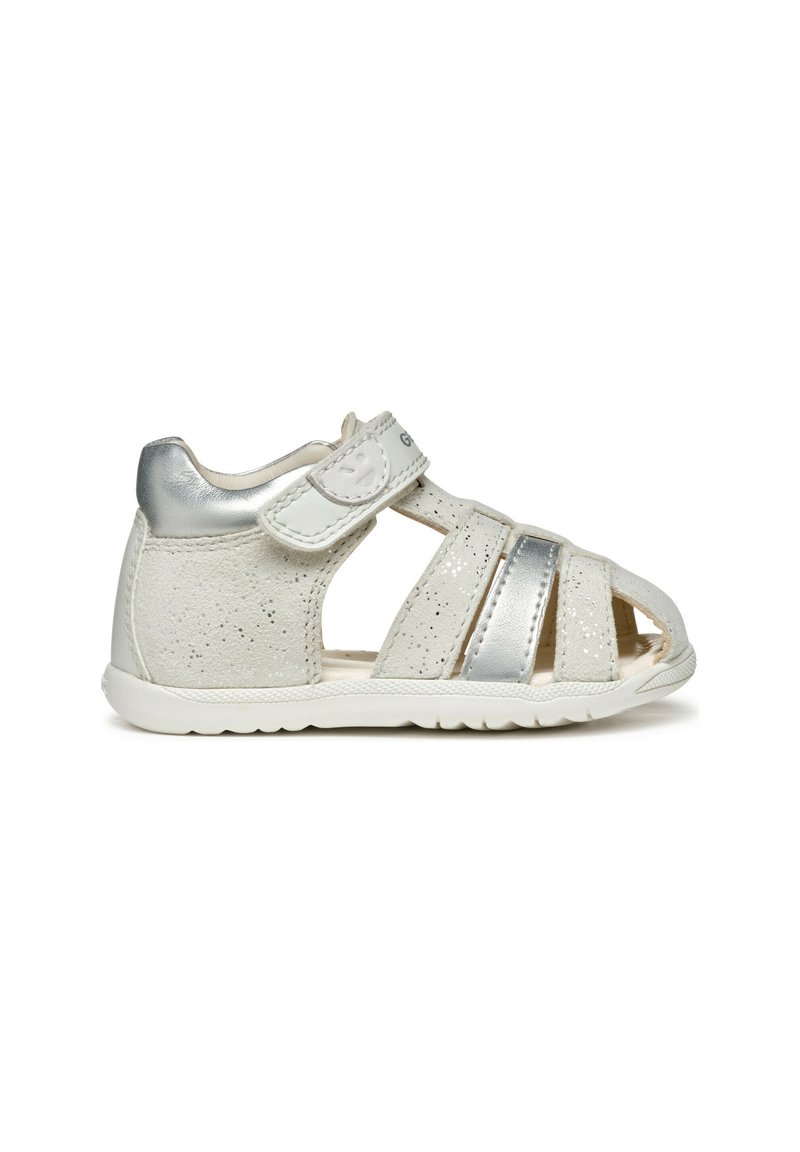 Sandal in pelle bianca con accenti argentati, design open-toe, cinturino regolabile e dettagli perforati. Suola leggera per il massimo comfort.