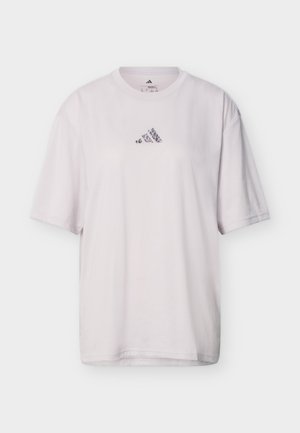 Camiseta blanca de manga corta de Adidas con un pequeño logo de Adidas en blanco y negro estampado en el centro del pecho.