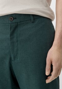 s.Oliver MIT FEINEM KAROMUSTER - Chino - tannengrün