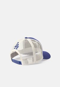 Niebieska czapka baseballowa z siateczkowym tyłem i zakrzywionym daszkiem. Posiada haftowane logo "LA" w niebieskim kolorze po prawej stronie. Regulowane zapięcie typu snapback.