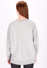 Sweatshirt gri oversized cu guler rotund, cusături pe umeri căzute și mansete și tiv din tricot. Textură moale, design casual.