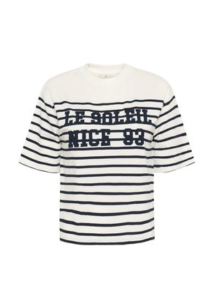 T-shirt blanc à manches courtes avec des rayures horizontales bleu marine et un texte bleu marine audacieux « LE SOLEIL NICE 93 » sur la poitrine.
