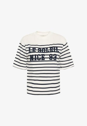 T-shirt blanc à manches courtes avec des rayures horizontales bleu marine et un texte bleu marine audacieux « LE SOLEIL NICE 93 » sur la poitrine.