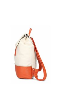 Sac à dos en toile beige avec une base en cuir orange et une sangle. Dispose d'un rabat pliant et d'un détail en métal argenté sur le côté.